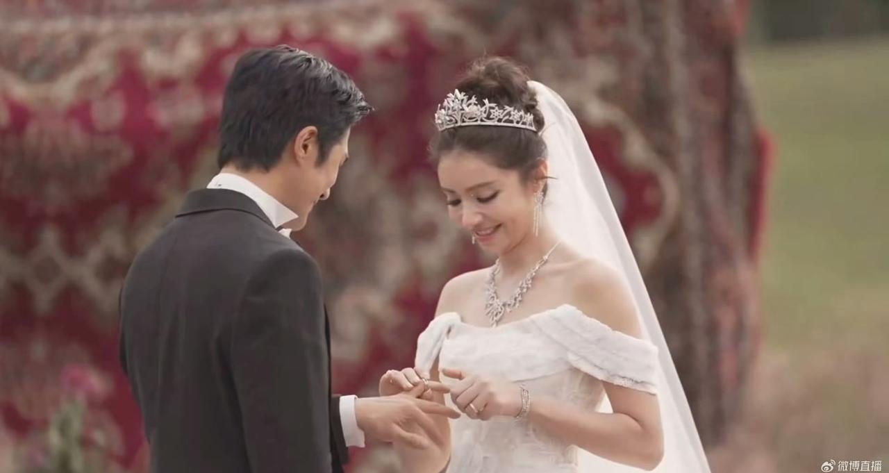 麦迪娜认真给姜潮套婚戒，结果戒指卡着手指怎么都塞不进去，现场小小的慌乱，没有剧本