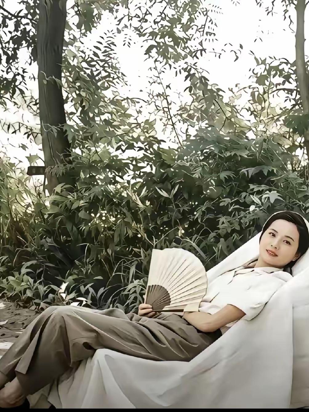 这张惊艳的照片，是陈毅元帅夫人张茜，容貌清雅动人，宛如一幅油画，充满诗意。当时她
