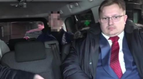 美国叛徒被抓到！曾在俄罗斯外交部门工作，抓捕画面曝光
 
在一辆原本平稳行驶的小