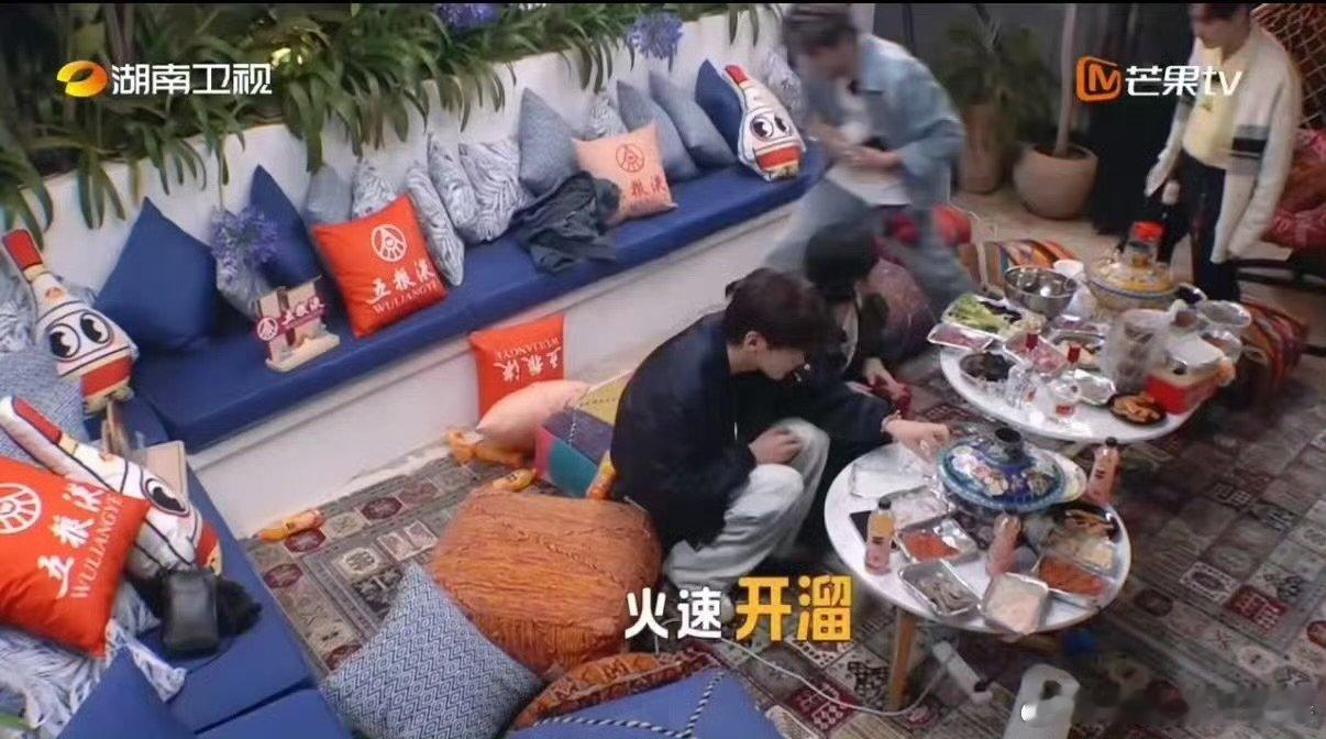 黄晓明孤独大家长中餐厅中餐厅名场面 别人涮毛肚涮得飞起，他在旁边看着，这大家长当
