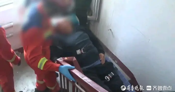 果然视频|老人在家中摔伤急需就医，消防员及时到场救援