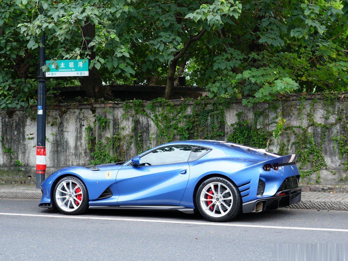 #shen车视界##色彩档案馆# 今日份的蓝色法拉利，Blu Genziana蓝