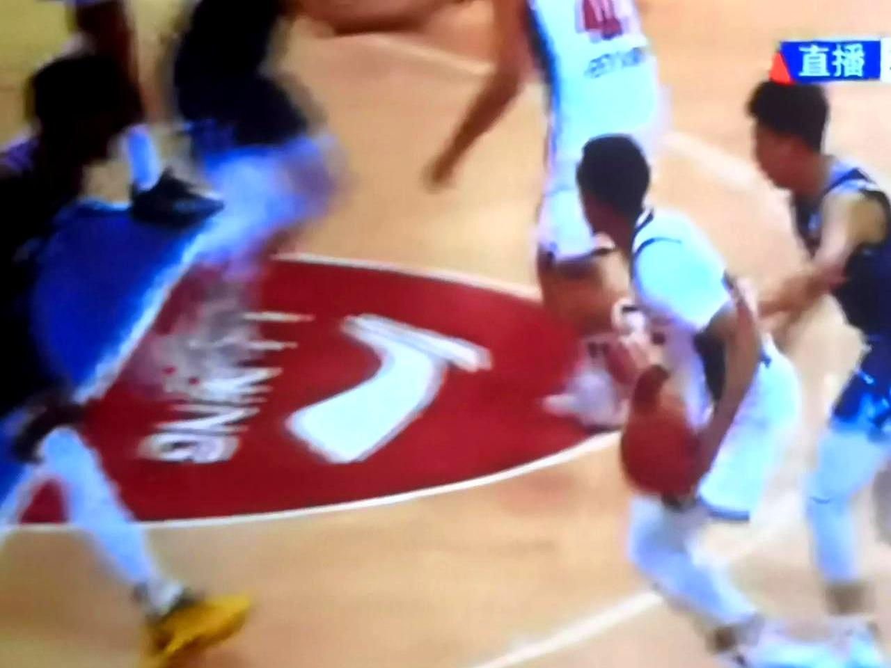 领先10分被追到只差4分，这球看着真揪心！
 

青岛队第二节打得真叫一个猛，靠