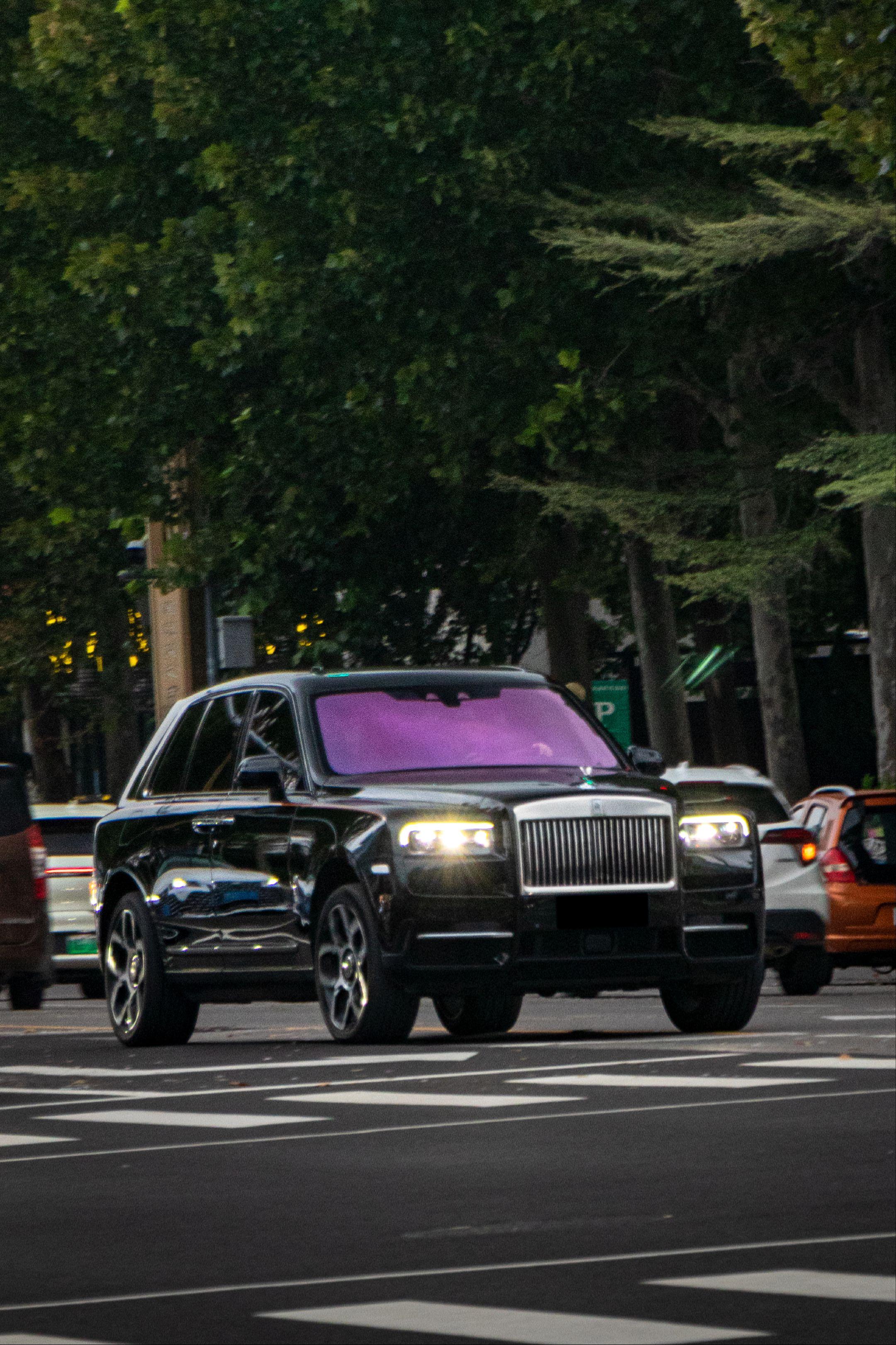 寿光东城全福元偶遇劳斯莱斯库里南black badge版本，气场十足