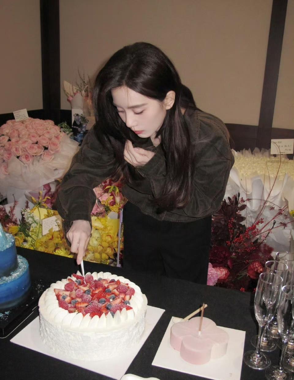 她给娃娃搭配衣服的时候一定很开心吧，选的每一件都透着心意，不是随便堆可爱元素，而