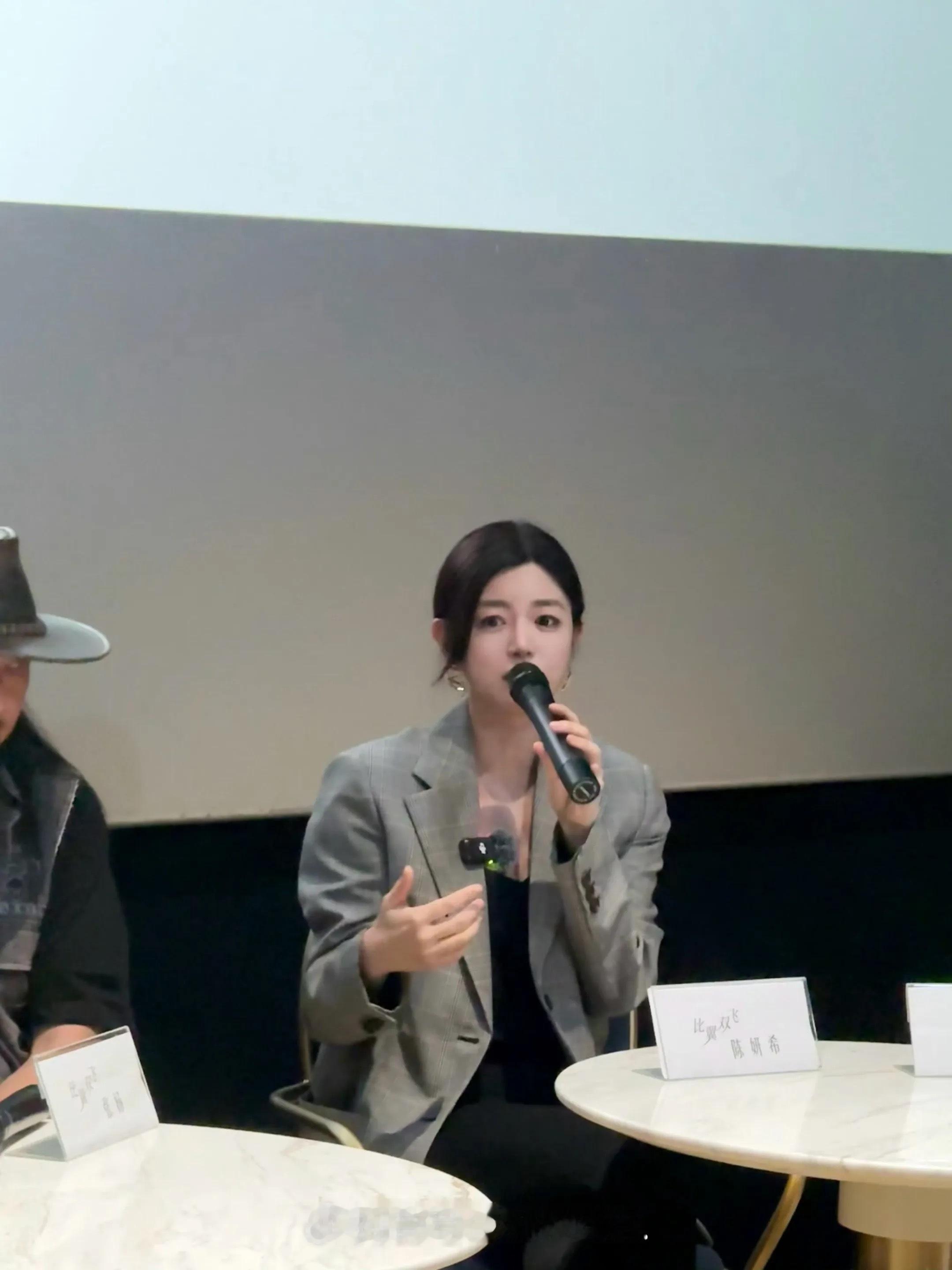 啊啊啊，陈妍希好美好美，她的脸真的好小好小….🫘：吃不吃煎饼. 