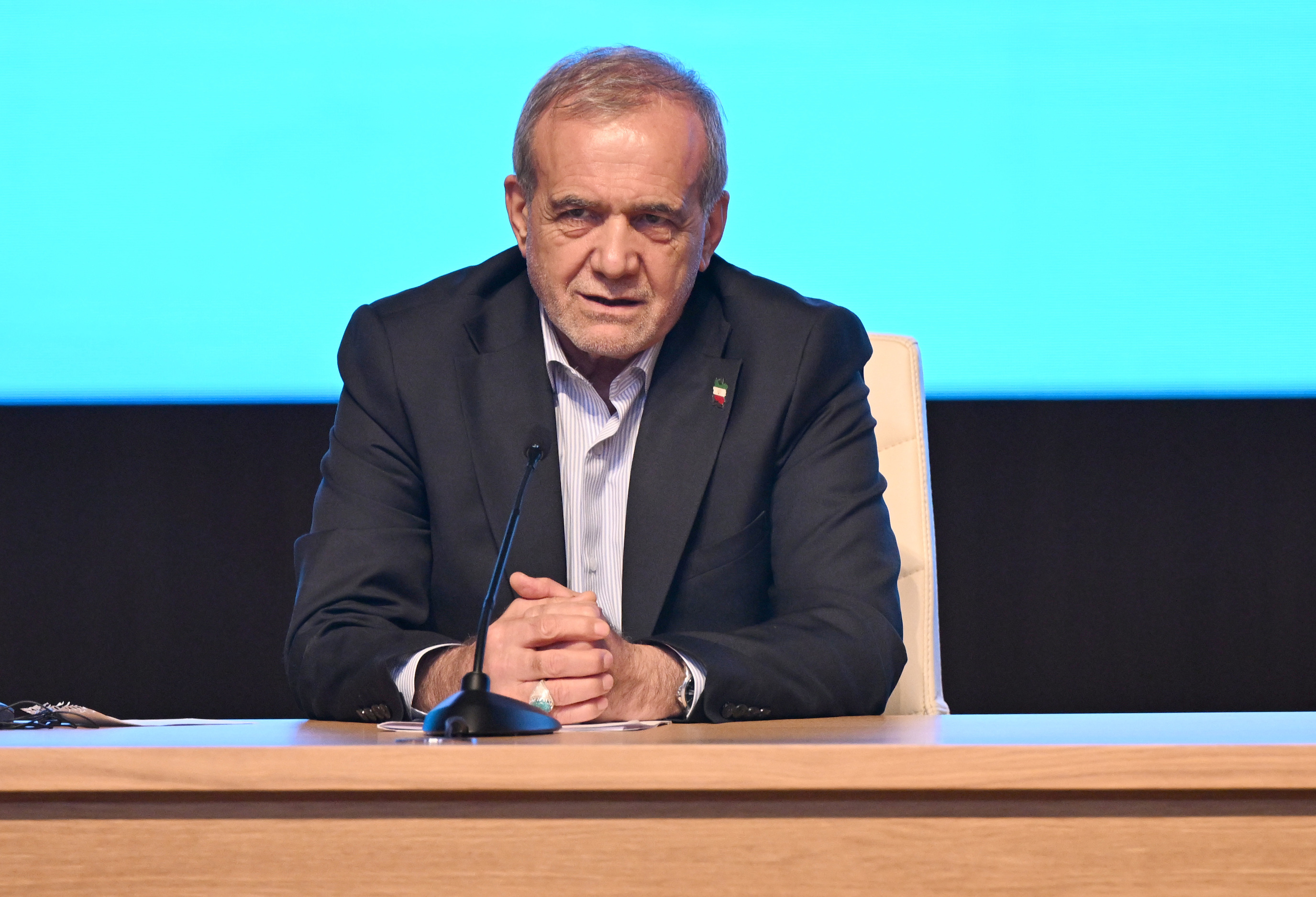 伊朗总统佩泽希齐扬近日表示，对伊朗而言，通过外交途径解决分歧始终是优先选项。他在