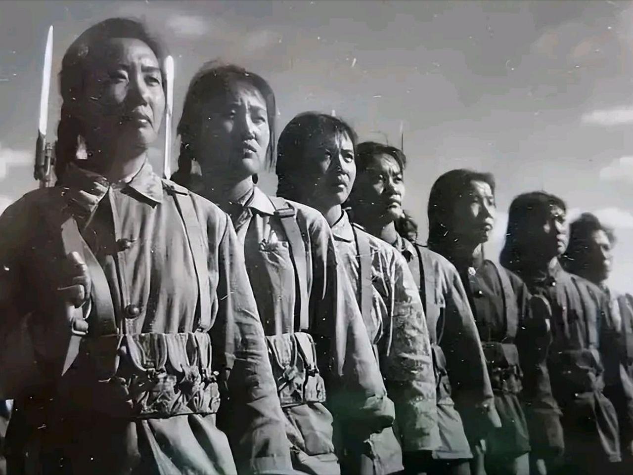 1964年，福建省闽侯县。二十八岁的劳改特务郑仁在农场上厕所时，故意排在最后，趁