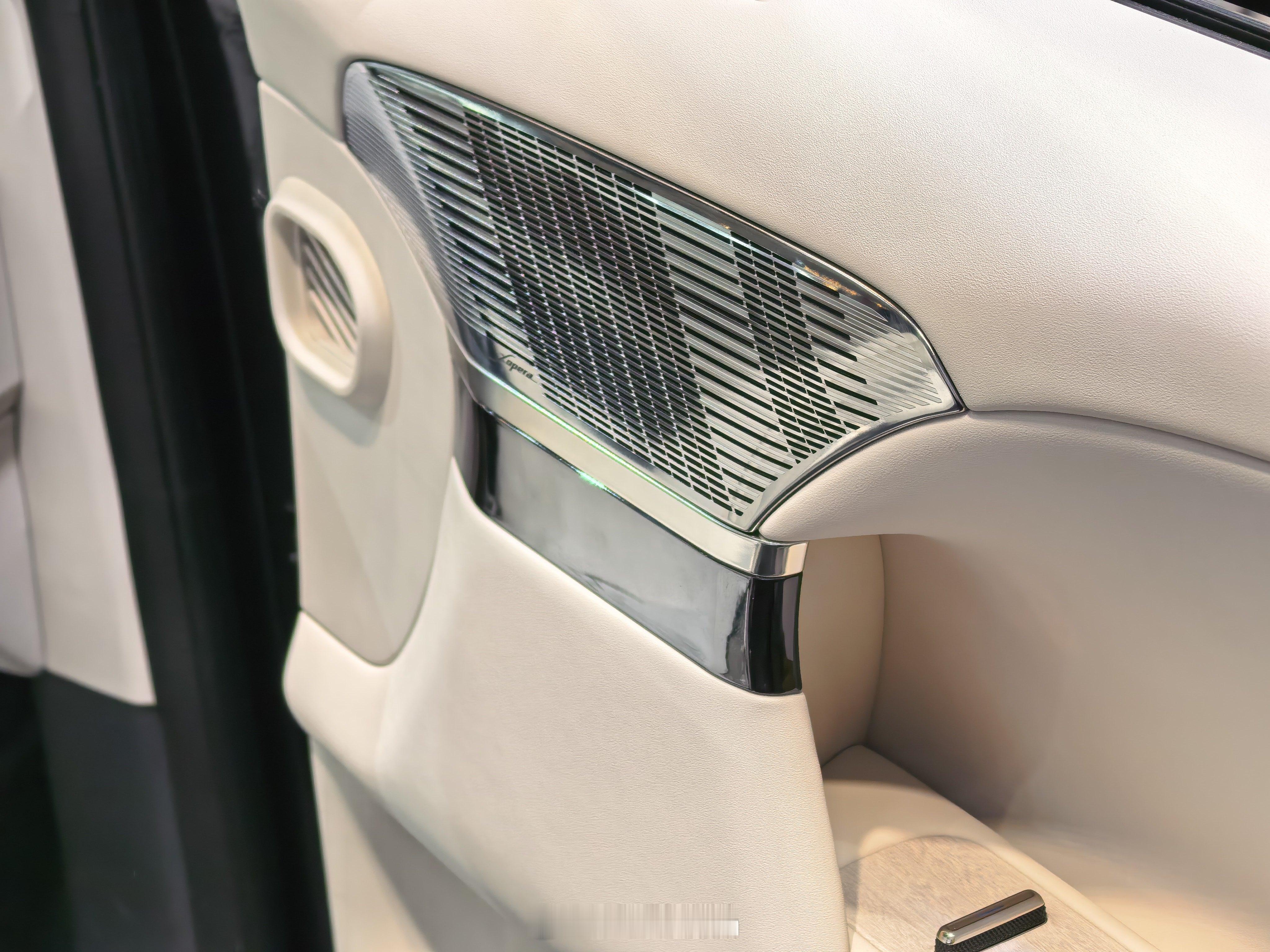 北京车展 小鹏展台最瞩目的「明星」，果然是刚刚推出的首款全尺寸六座 SUV。虽然