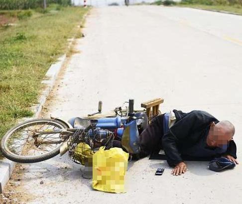 江苏常州，男子石某下班后，骑电动车回家途中，在灯杆处摔倒，经抢救无效离世，交警称