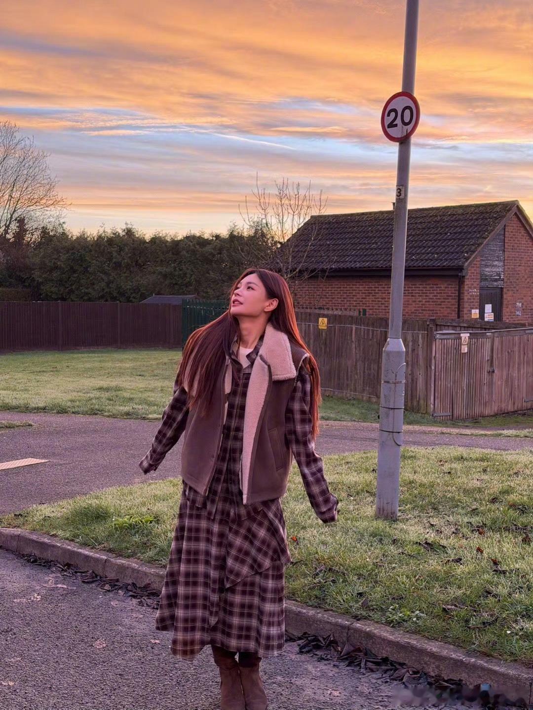 沈梦辰主持功力一直在被低估晚会现场又稳又甜，节奏带得飞起，她是真有两把刷子。 