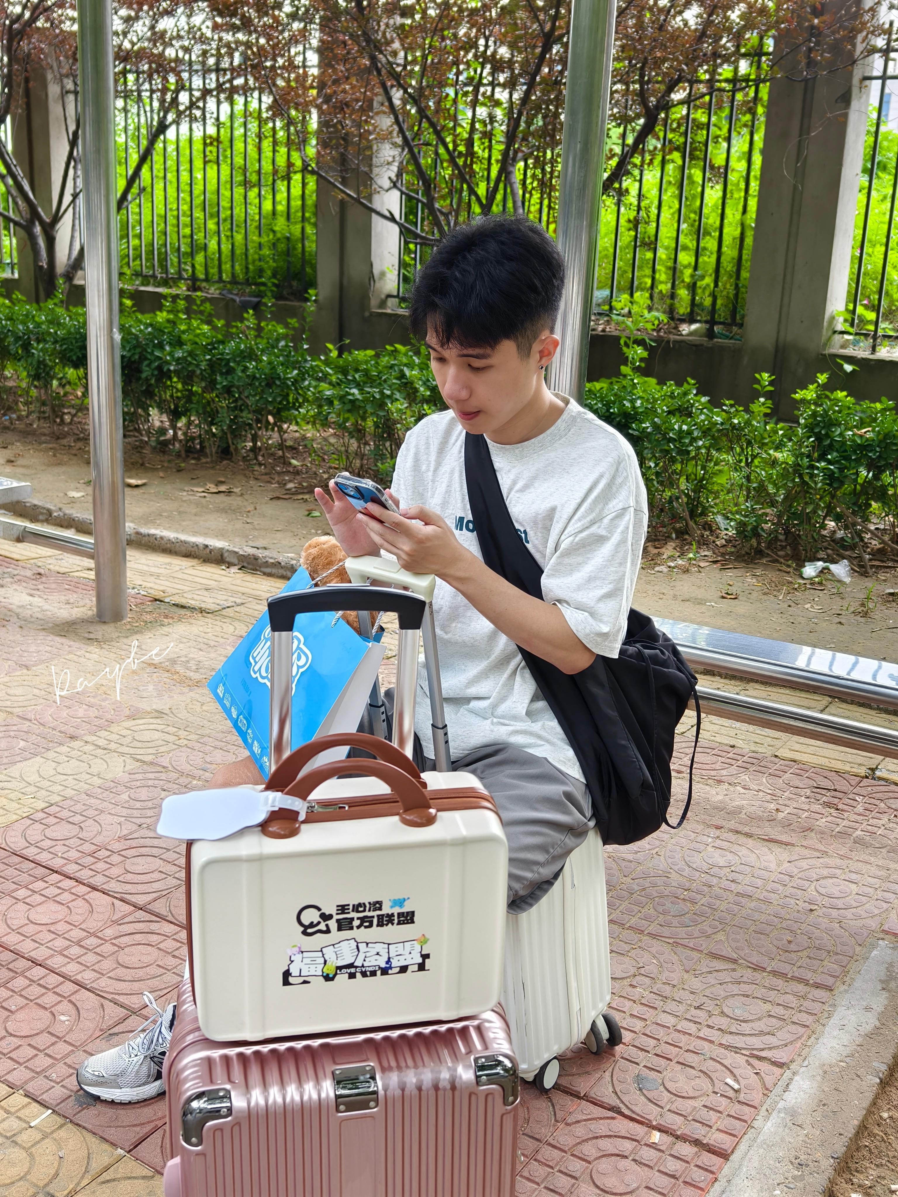 公交站台偶遇男朋友 ​​​