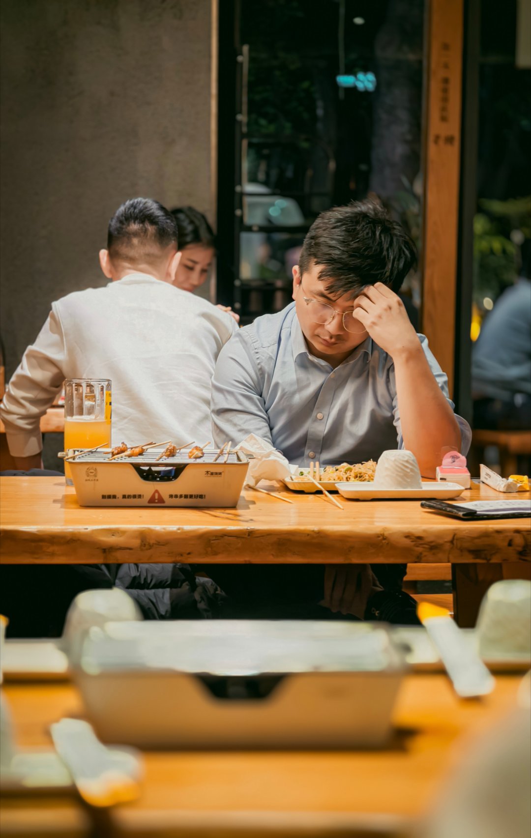 呵，这就是男人打一入座就注意到隔壁大哥一个人点了一扎啤酒，看样子是没吃饭，后面烤