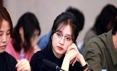 孙千戴黑框眼镜太有意思了，那种“我正在思考，与你无关”的气场，直接把浮躁目光过滤