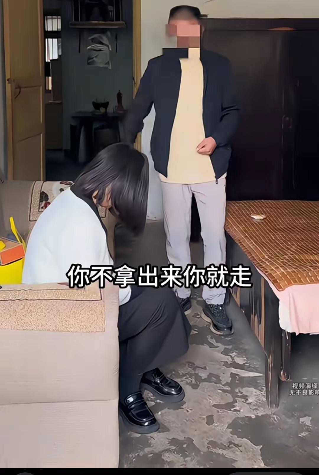 女儿离婚分30万，父亲逼她全给哥哥买房？不拿就赶出门？这偏心简直刷新底线！
 