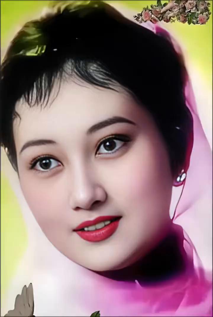 她是真正的天然美人，国家一级演员。精致五官尽显立体，白皙肤质细腻无瑕，气质温婉而