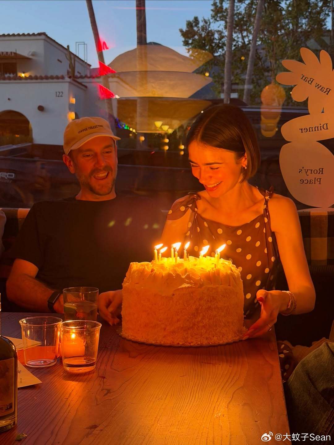 lily collins莉莉柯林斯晒生日大蛋糕和一家四口的合影，并感谢大家的生日