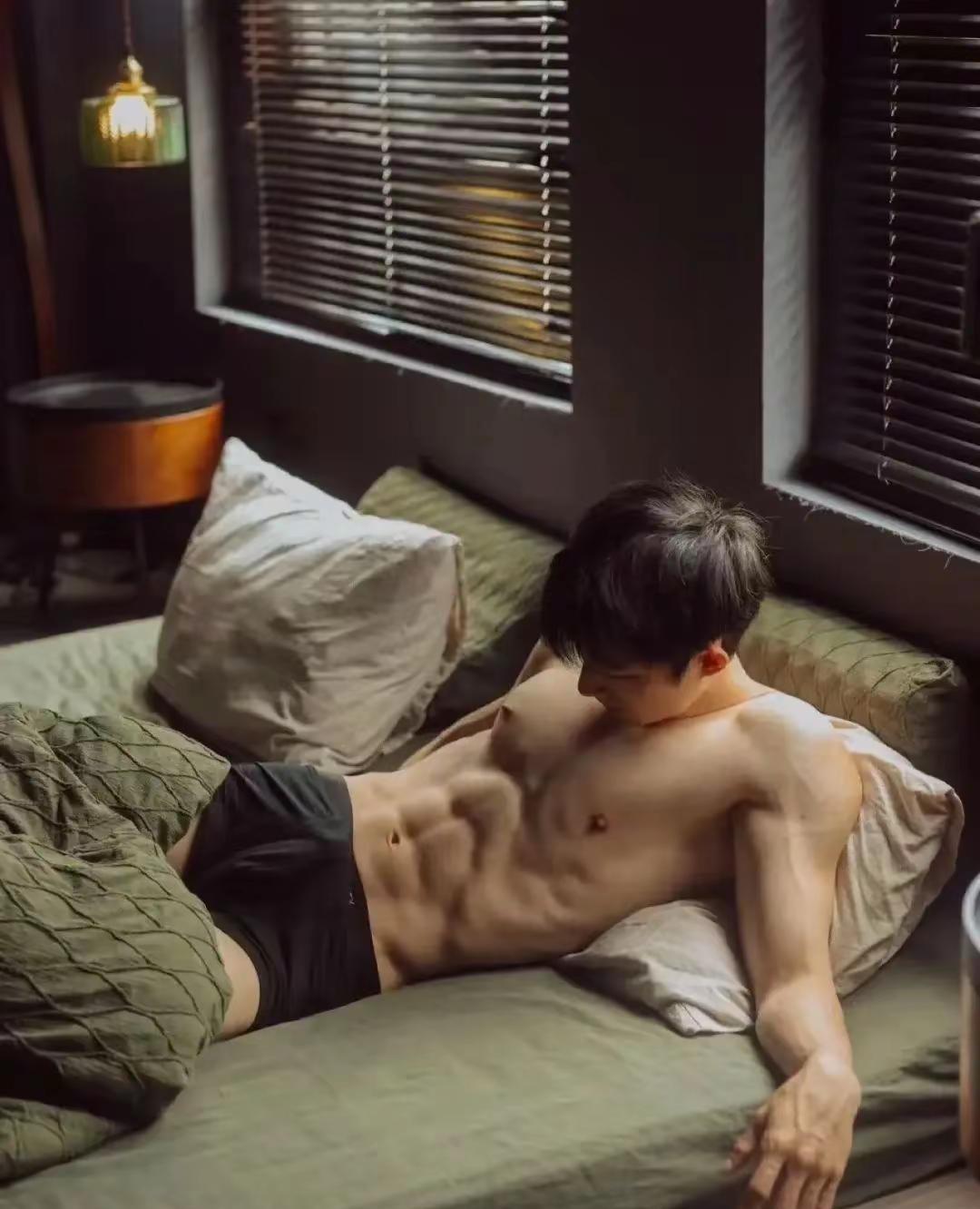 特别怀念我跟刘亦菲同居的日子，我躺床上、她贴墙上……