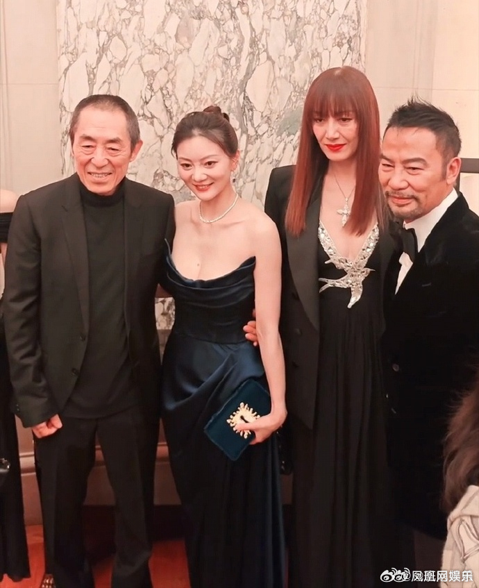 【 张艺谋一家现身巴黎名媛舞会 】 张艺谋蹲地为妻子拍照 12月1日，张艺谋夫妇