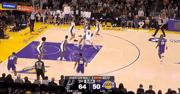 东契奇制导空接率队苦苦追分！
在今天NBA季中锦标赛湖人对阵马刺的第二节比赛中，