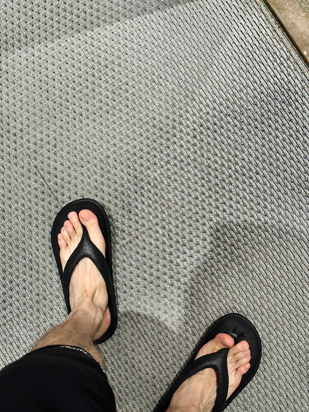 广东隔三差五的下雨，只能穿人字拖健身了！