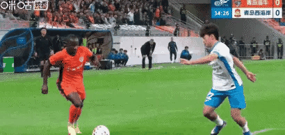 你觉得这是点球吗？青岛德比又现巨大判罚争议，裁判查看VAR后，选择不判罚点球。球