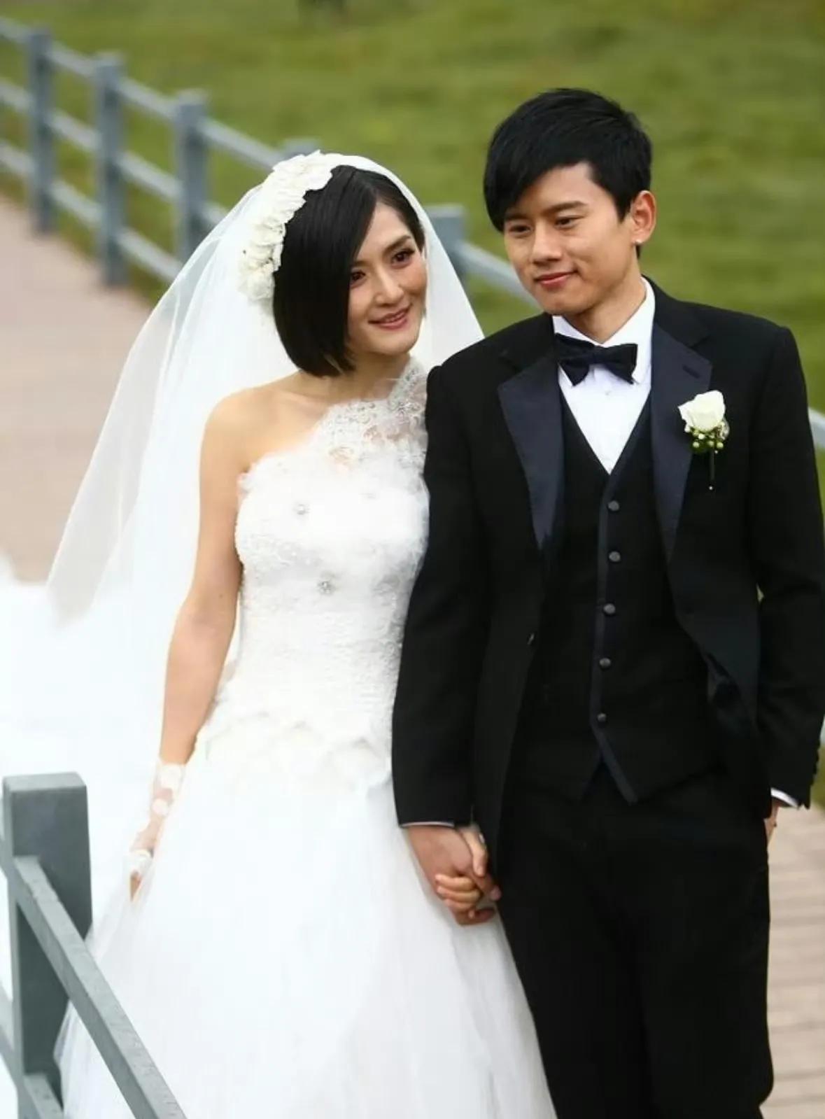 张杰一觉醒来天塌了
我老婆不是我老婆了
原来是有网友戏称“谢娜都结婚了，张杰怎么