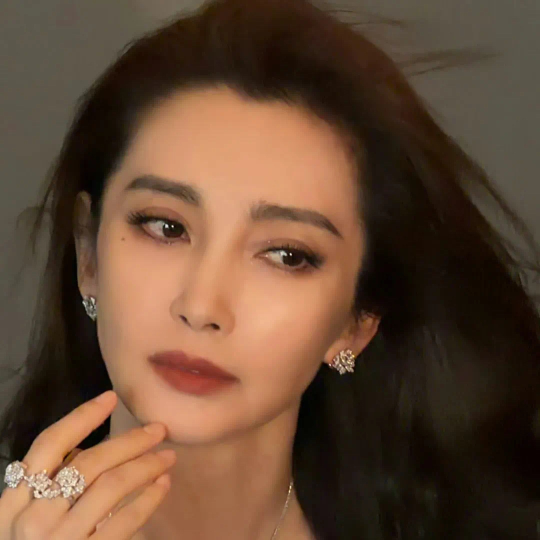 最近李冰冰也上了不少通稿吹时尚感，她只是预热而已，明年正式复工，有新电影和奢侈品