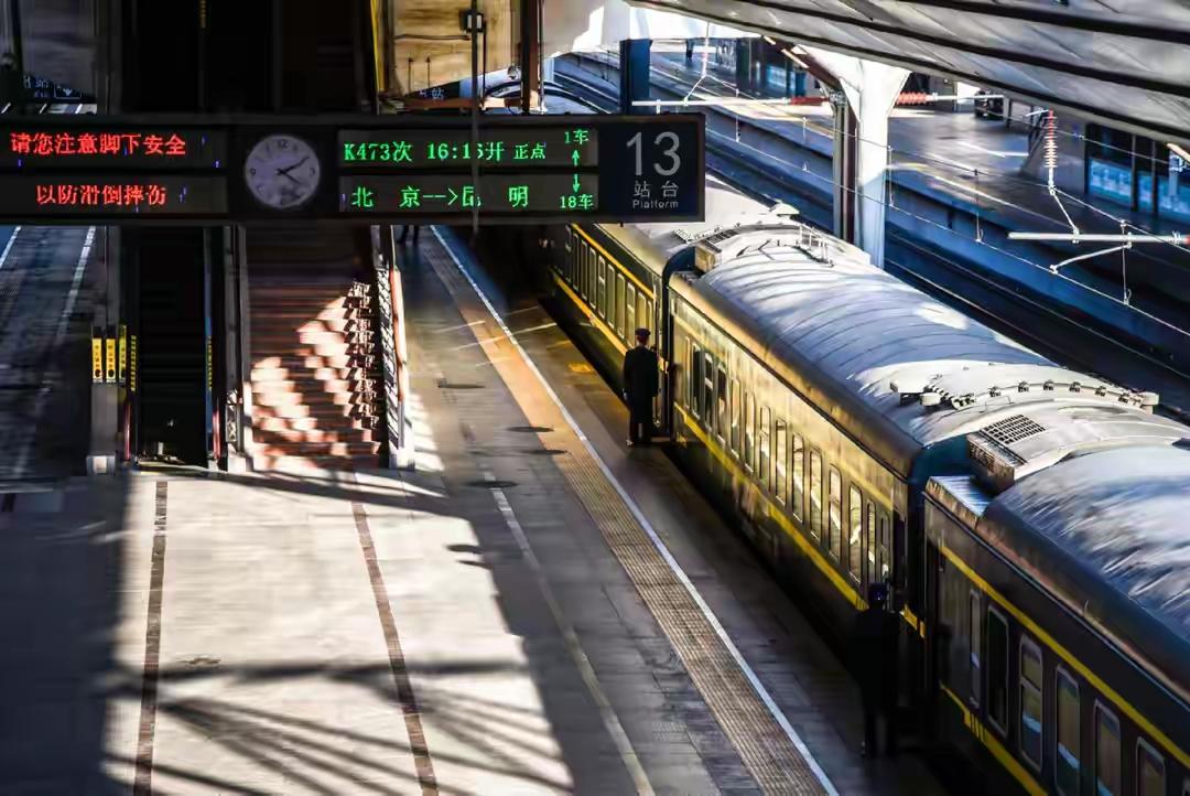 当高铁网络以超过五万公里的规模铺展在中国大地，一个看似矛盾的现象引人深思：为何那