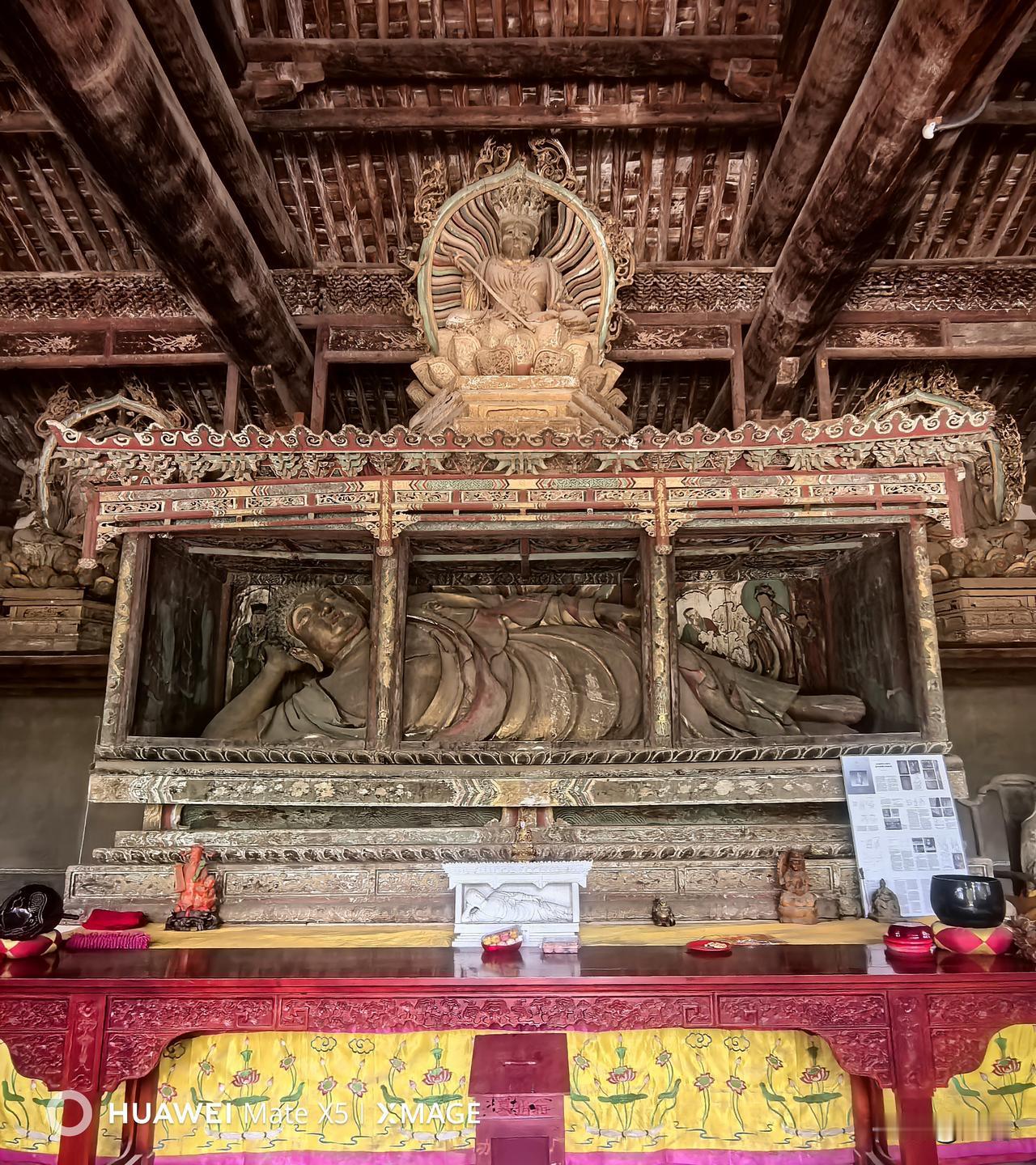 山西运城绛县太阴寺，主殿卧佛前方两侧的一副对联寓意深刻：有来路有去路来去是路；容