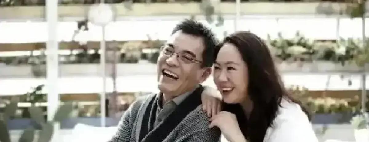 64岁刘威，手机闹钟一响，立马躲到片场角落接8岁儿子视频——这个习惯，他雷打不动