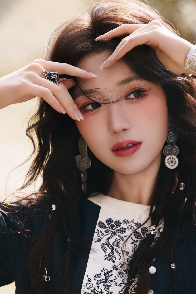 民族风服饰、长发飞扬浪漫自由——毛晓彤。每日明星美图分享