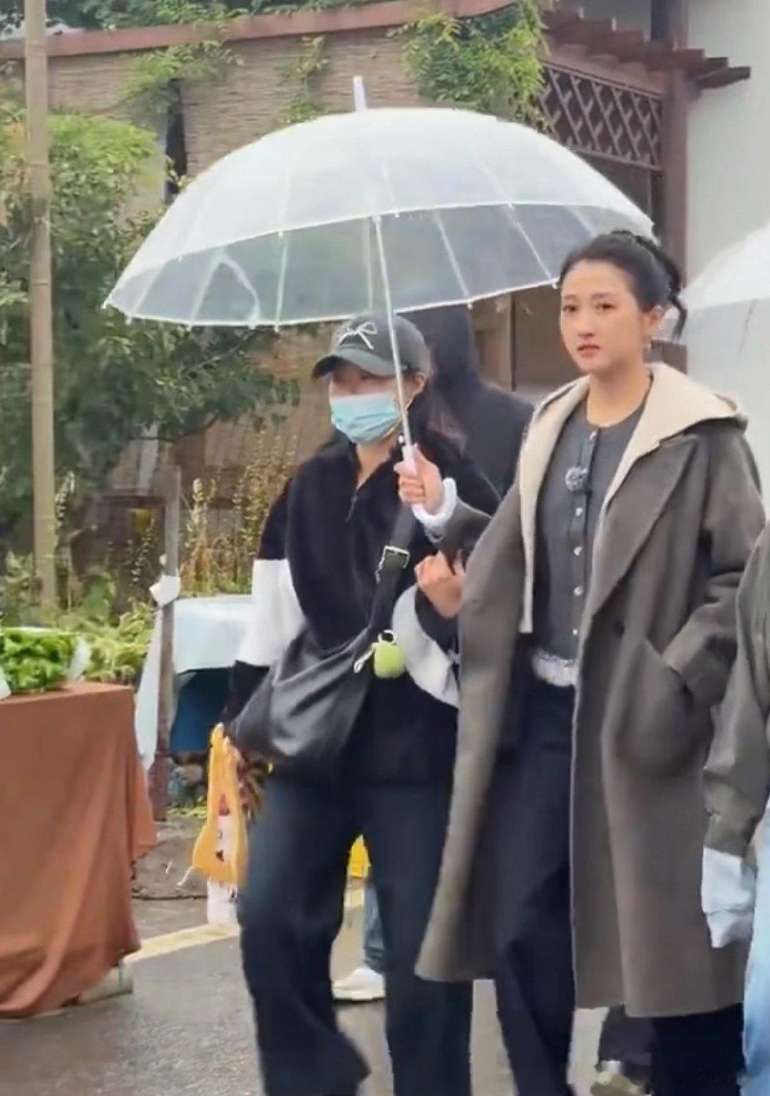 关晓彤给助理打伞关晓彤给助理打伞！关晓彤给助理撑伞 ​​​