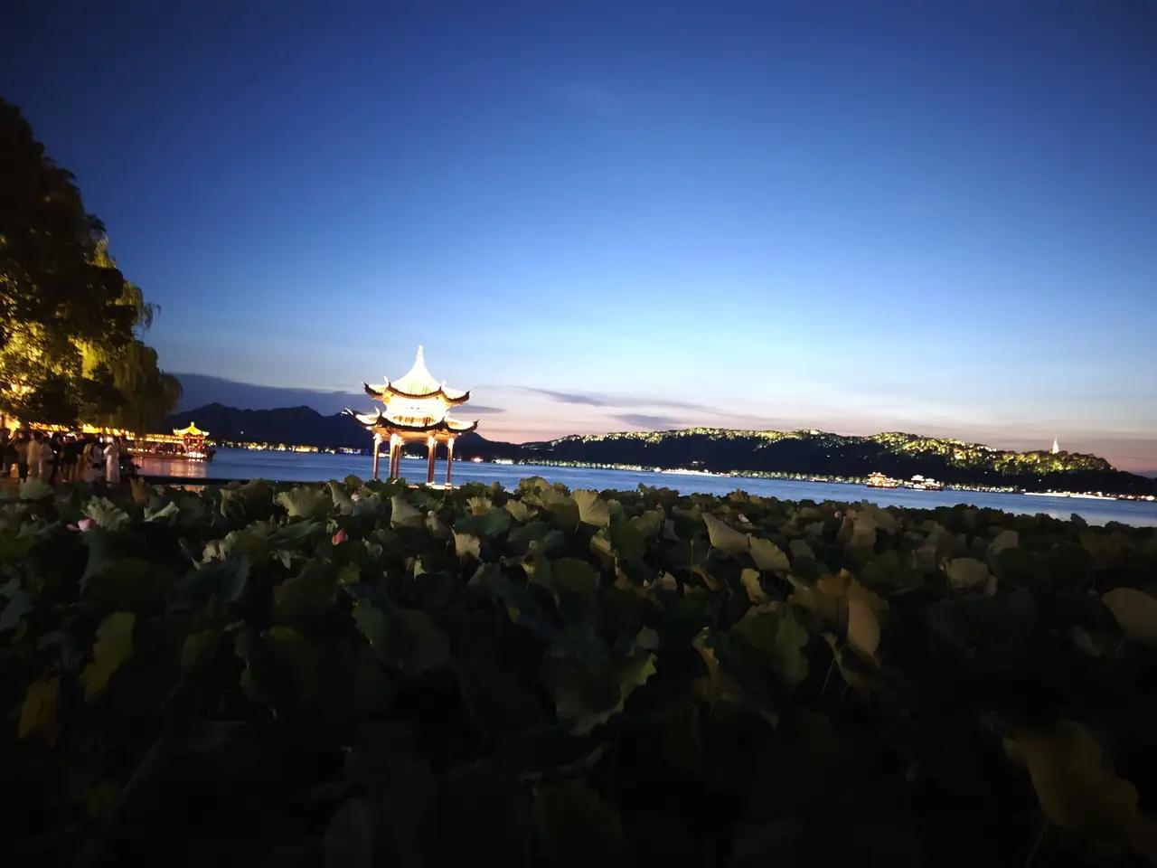 夏日美景当然是属于杭州西湖，特别是西湖的音乐喷泉更是让人陶醉其中欲罢不能。

每