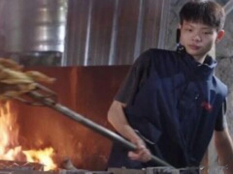 烤鸡少年承认用肉宝王调味

近日，16岁深圳烤鸡少年被曝使用“肉宝王”调味，当事