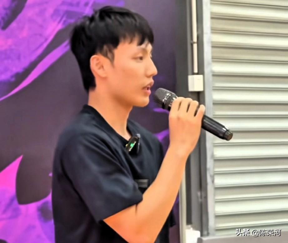 徐杰要离队？
日前有关徐杰离队的消息传得沸沸扬扬，当我听到这个消息的时候，整个人