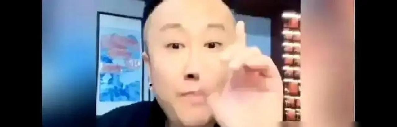 你给偶像塞的贵重礼物，现在可能违法了。
 
德云社演员在直播里发火只是序幕。现在