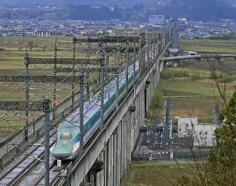 日本7.5级地震海啸警报预计浪高3米 ，日本东北新干线停运，正确认多座核电站情况