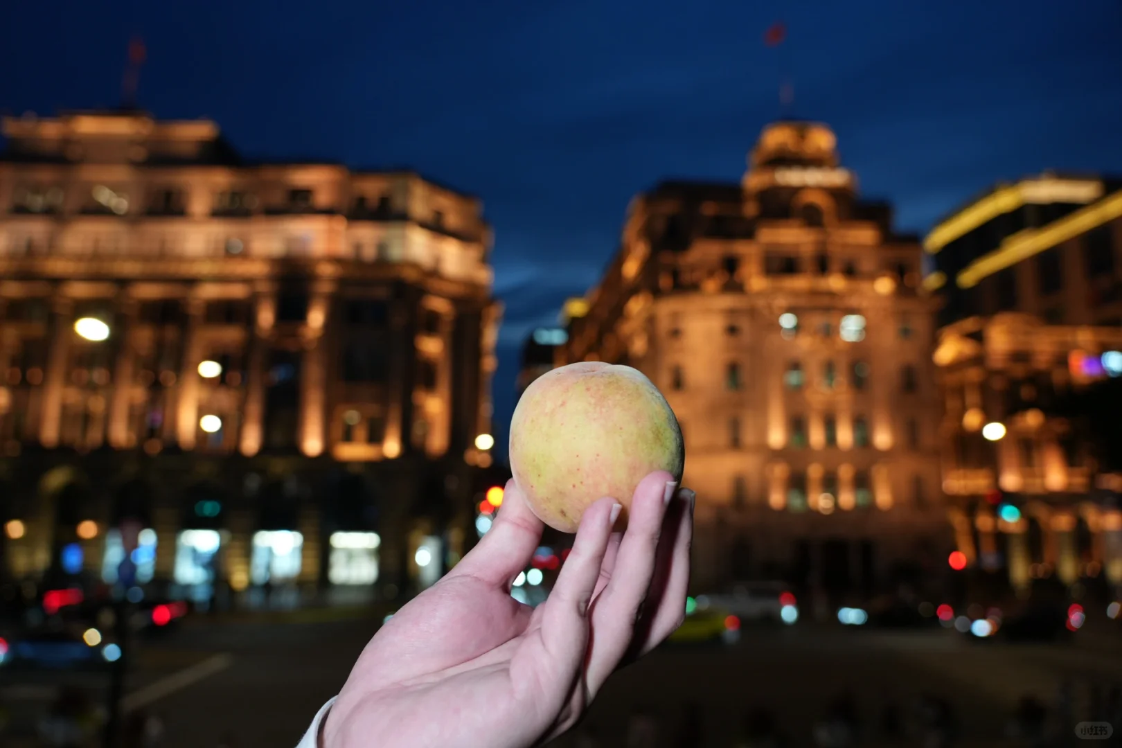 “黄河路上看到了两颗桃的city walk” 🍑