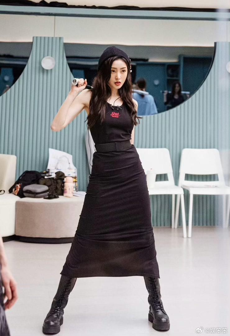 张天爱变样了 张天爱去乘风2026当送考人，一亮相就梦回浪姐高光！唱跳气场超足，