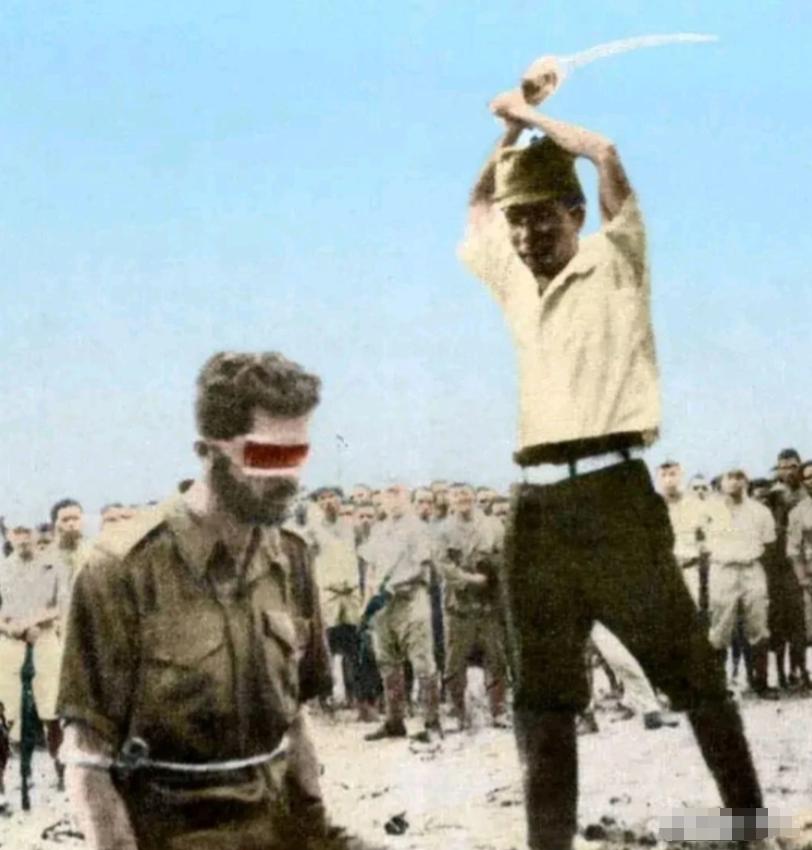1943年，日军砍掉了一个澳大利亚男人的脑袋，还不忘拍照炫耀，结果就是因为这张照