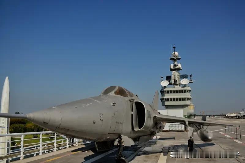 法国新航母计划面临诸多挑战。经济上，法国经济低迷，建造航母成本高昂。法方虽估计计