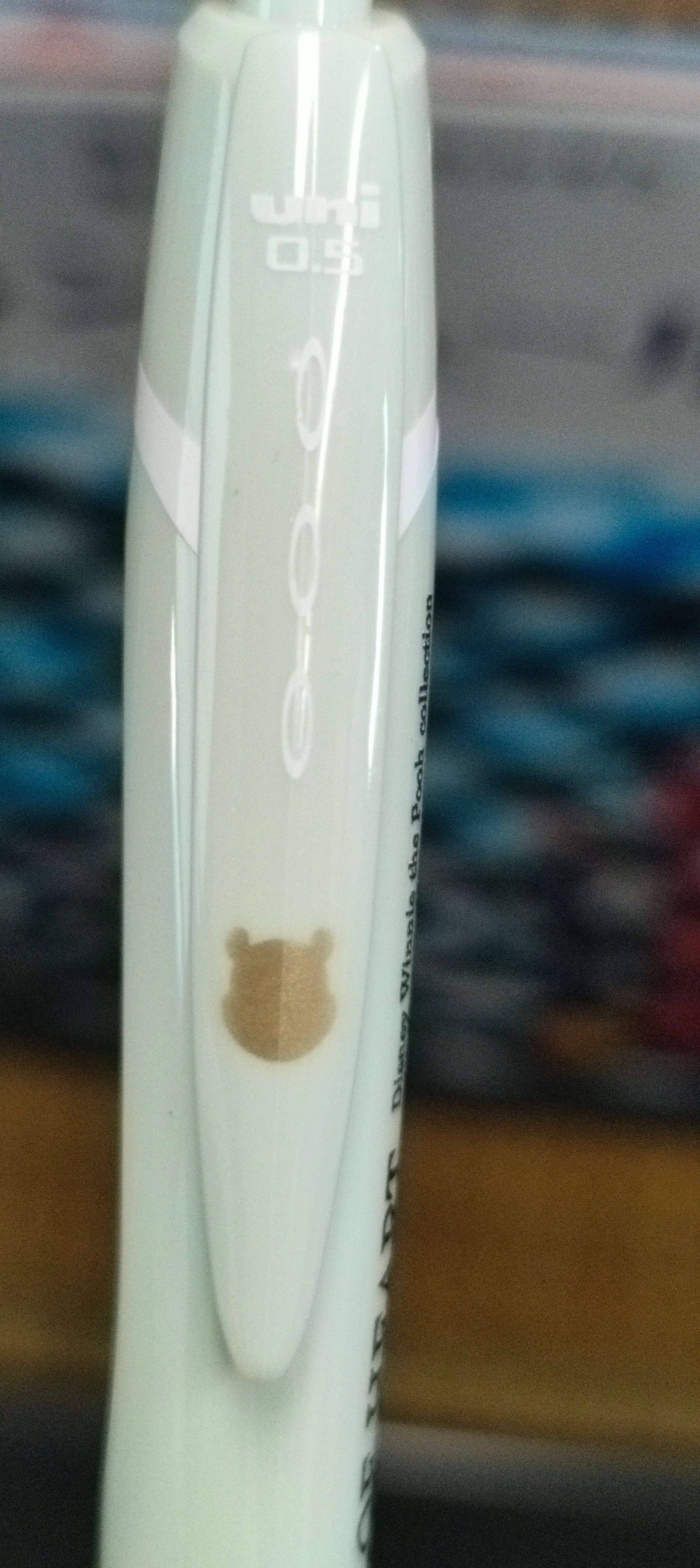这个笔原来是牛哥爱用品牌jetstream的，上面还有一个小熊头，写出来字是偏细