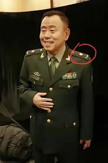 都是娱乐圈的军人，配军衔，享受高干待遇，赚着黑心钱，他们算不算军队中的耻辱，配穿