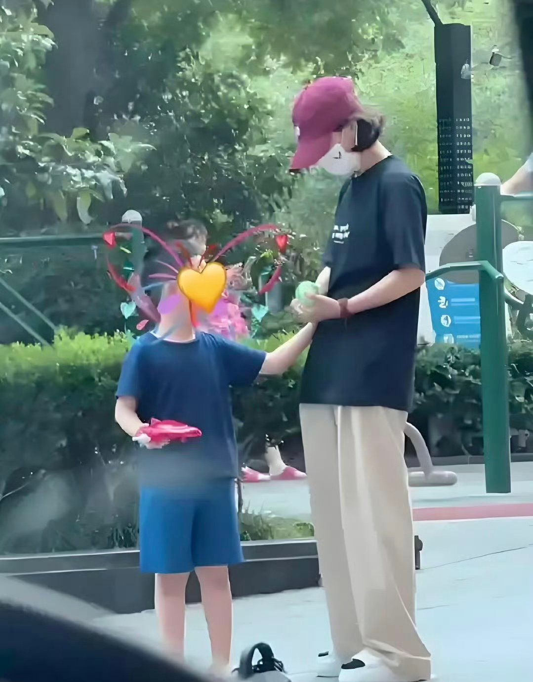赵丽颖不缺席想想的童年赵丽颖不缺席想想的童年，真的好暖 ​​​