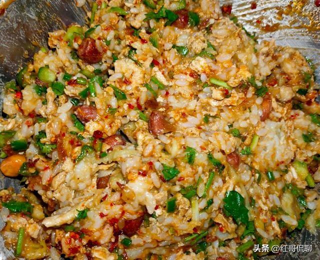 东北大饭包
 
东北民间经典家常主食，俗称“饭包子”，主打菜叶裹杂粮拌饭，碳水充