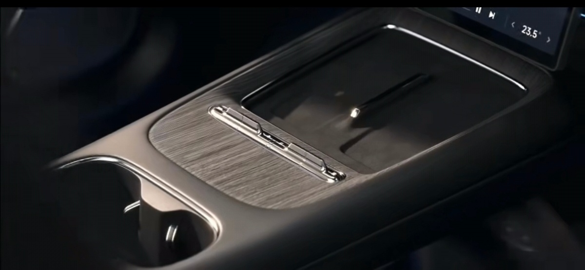 雷军官宣新一代su7新一代su7新一代小米SU7续航达902公里 小细节：老款S