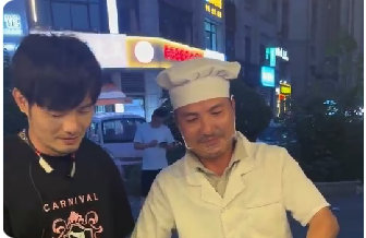 外形酷似演员沈腾，36岁炒饭摊主走红：以前当过厨师，又在演艺行业干过十几年 ​​