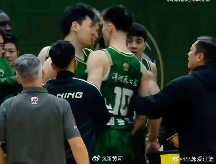 【#郭昊文赵柏清已道歉#】16日，同曦队主力郭昊文与赵柏清在一次失误后双方发生口