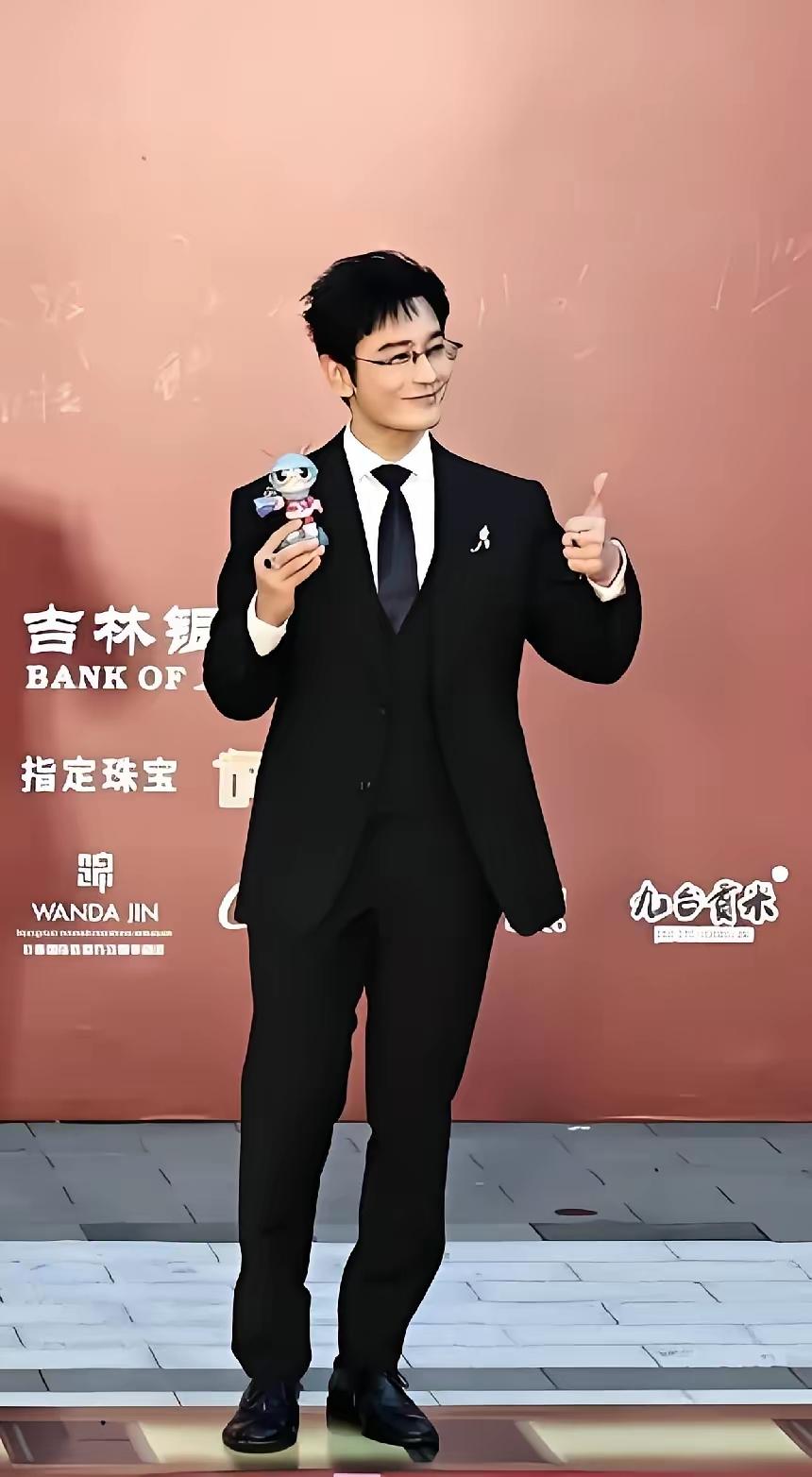 真的好羡慕黄晓明，他按理说是49岁的人了，怎么看着那么年轻，比他二十岁的照片还帅